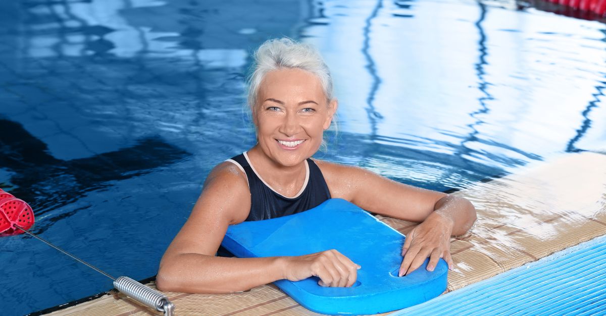 dame die meedoet aan aquafit les