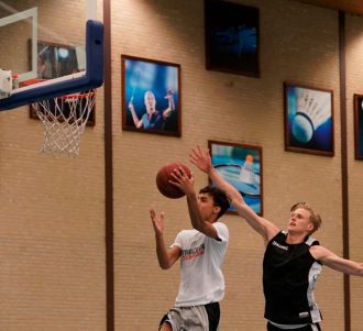 Mensen aan het basketballen