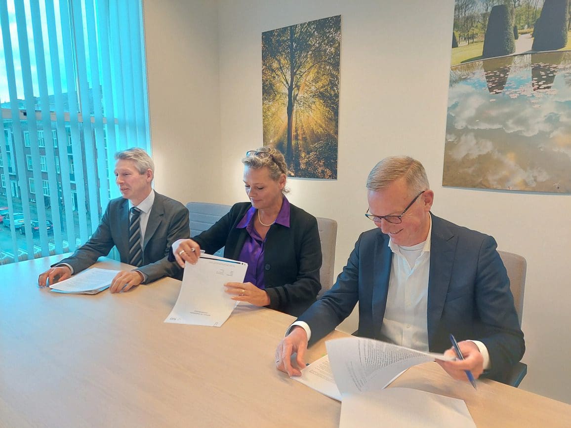 Burgemeester Frank Dales van Velsen en directeur SRO Marjon van Vilsteren ondertekenen de overeenkomsten samenwerking Velsen