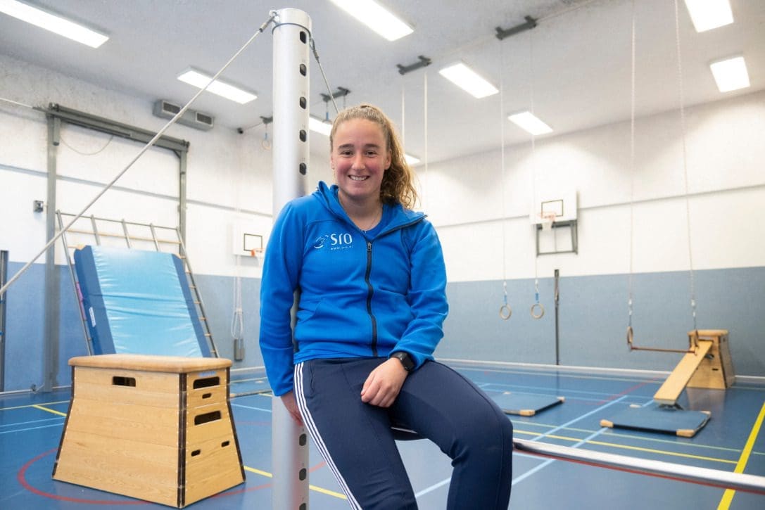 Vakleerkracht bewegingsonderwijs in gymzaal met gymtoestellen