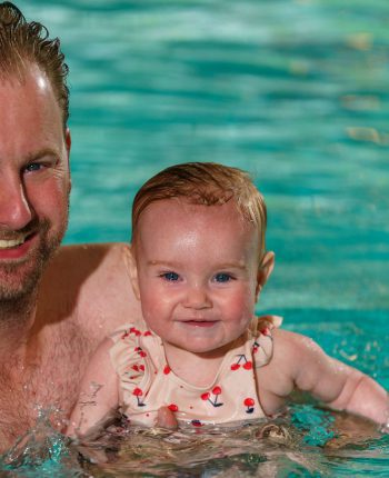 Vader met babydochter in het zwembad