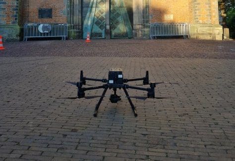 Drone die de Onze Lieve Vrouwe toren gaat inspecteren staat klaar op het plein.