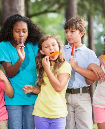 5 kinderen eten waterijsje in bos