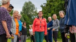50+ers die aan het bewegen zijn in de buitenlucht