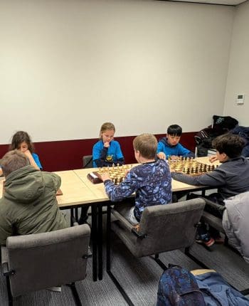 Kinderen van Schaakvereniging Hoogland zijn aan het schaken