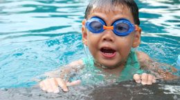 jongetje met zwembril in water