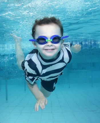 kind met zwembril onder water