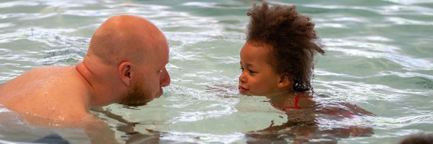 Vader en dochter spelen samen in het water