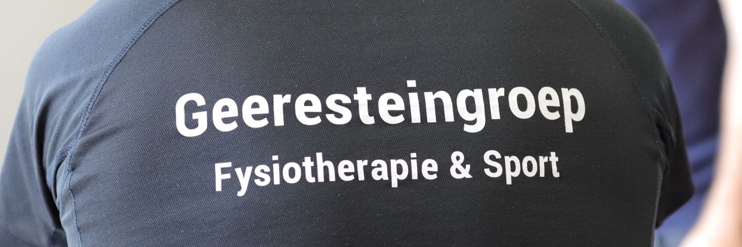 je ziet de rug van een fysiotherapeut in Amerena. Op zijn rug staat: Geeresteingroep Fysiotherapie en Sport