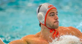 Actiefoto waarin waterpolospeler van ZPC Amersfoort de bal gaat gooien