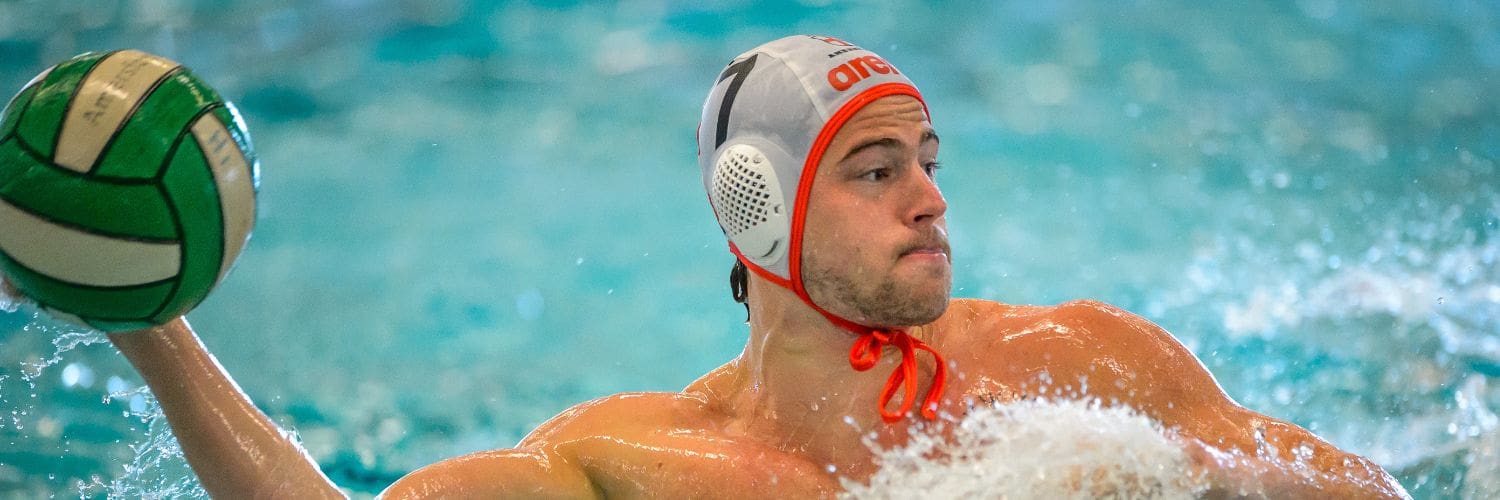 Actiefoto waarin waterpolospeler van ZPC Amersfoort de bal gaat gooien