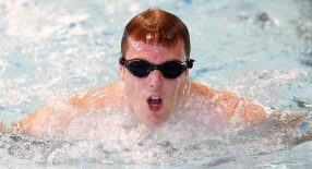 trimzwemmende man met duikbril op