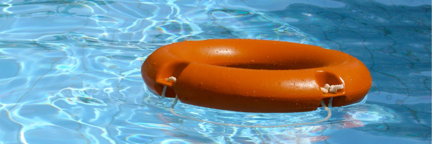 rode reddingsboei drijft op blauw zwembadwater
